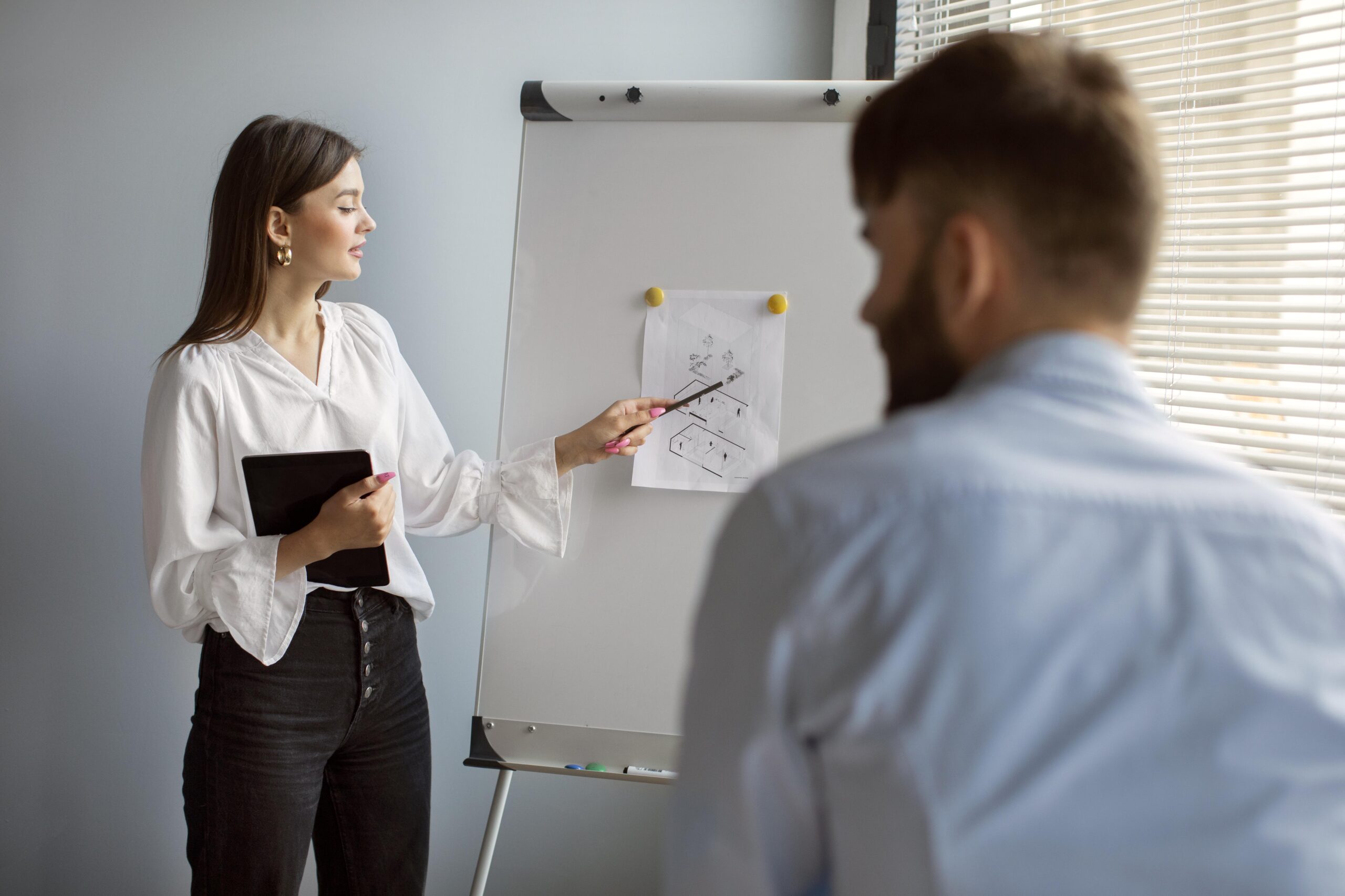hombre-mujer-trabajando-juntos-empresa-nueva-creacion - Mercè Pomar Espai